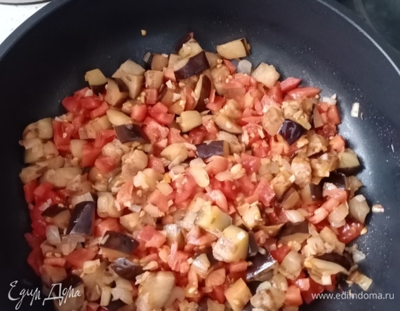 В это время нарезаем мелкими кубиками помидоры (я их предварительно ошпариваю и избавляю от шкурки, но это не обязательно) и добавляем их к овощам в сотейник. Добавляем соль, хорошо перемешиваем, накрываем крышкой, делаем огонь меньше среднего и оставляем тушиться минут на 10, периодически помешивая.