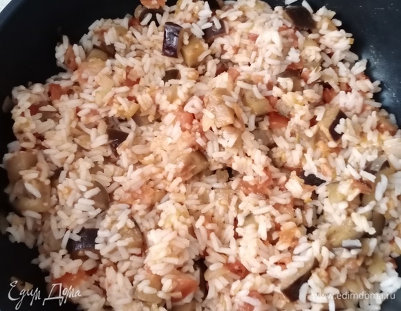 Когда овощи готовы, перемешиваем их с отварным рисом, хорошо прогреваем под крышкой и подаем к столу. Я в тарелки добавила зеленый лук, так как забыла добавить во время готовки, и оливки. Приятного аппетита!