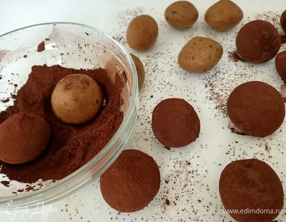 Сформировать конфетки. Обвалять в какао.