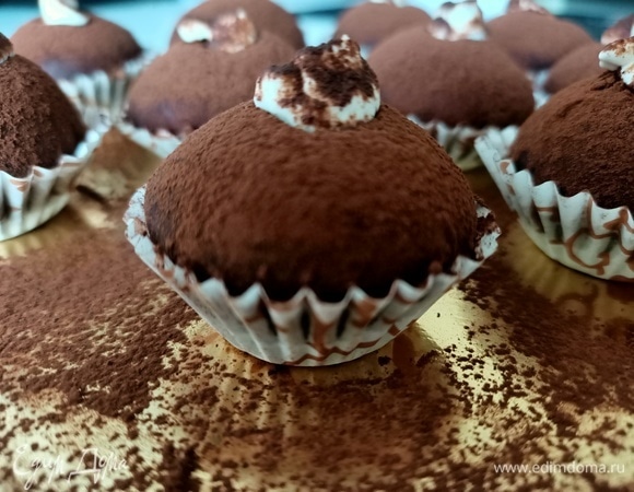 Выложить в бумажные формочки для конфет, сверху сделать углубления, выдавить крем и посыпать какао. Можно сразу дегустировать, но лучше дать им немного остыть в холодильнике. Приятного аппетита!