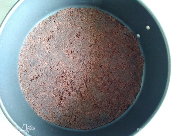 Для коржа измельчить печенье в крошку. Масло растопить, влить в печенье и перемешать. В форму диаметром 18 см на дно выложить крошку и хорошо утрамбовать. Убрать в морозилку на 10 минут. Для удобства можно выстелить форму пищевой пленкой.