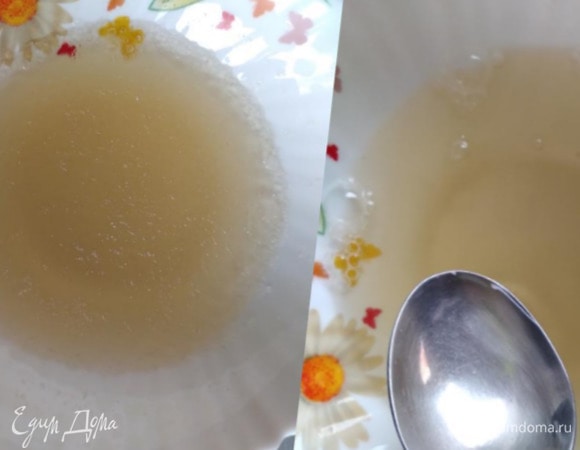 Залить желатин холодной кипяченой водой и оставить на 10 минут набухнуть. Нагреть, помешивая до растворения. Не кипятить! Дать остыть до комнатной температуры.