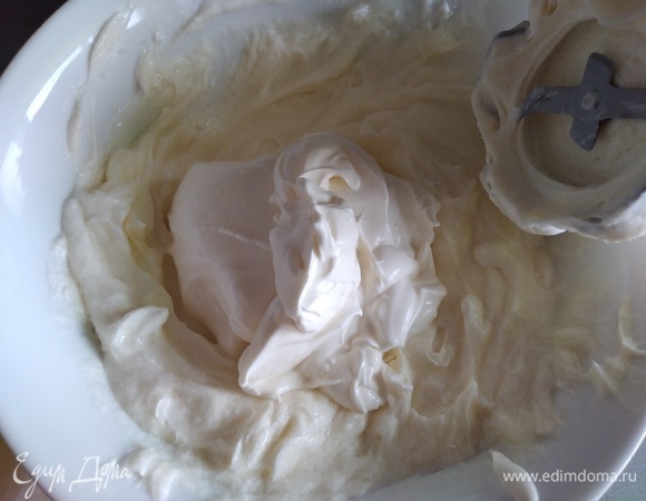 Сливочный сыр комнатной температуры взбить с сахаром. Добавить сметану 20% и пробить еще раз.
