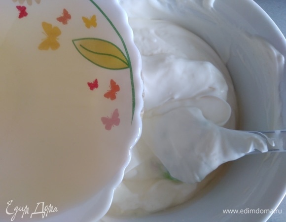 Влить остывший желатин и хорошо перемешать.