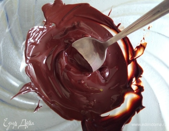 В микроволновке растопить шоколад. Дать остыть 2 минуты.