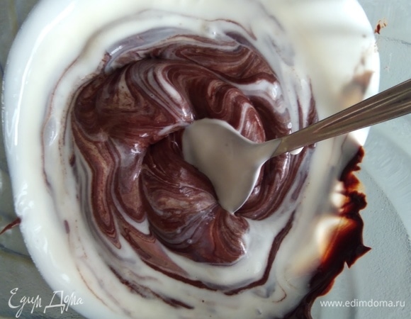 Добавить несколько (4–5) ложек сырной массы, перемешать.