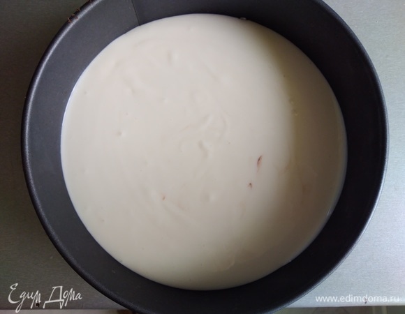 Вылить половину массы на корж.