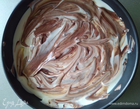 Потом добавить 2 ложки шоколадной массы, распределить ее ложкой. Затем — оставшуюся сливочную, потом — снова шоколадную массу. Убрать в холодильник на 4 часа.