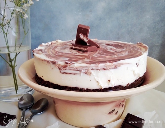 Аккуратно пройтись ножом по краям формы и вынуть чизкейк. Если вы использовали пленку, вынуть будет проще.