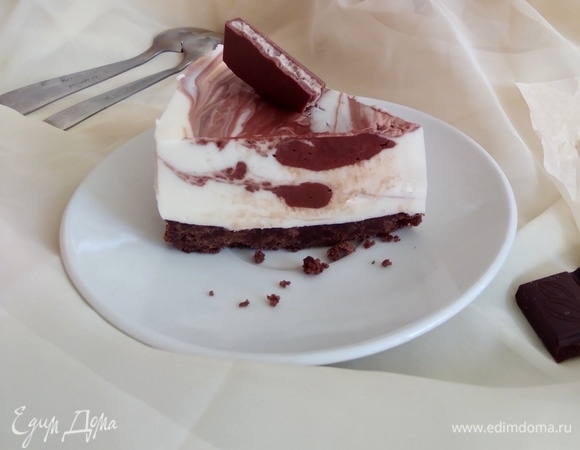 Нарезать на кусочки. И насладиться нежным шоколадно-сливочным десертом.