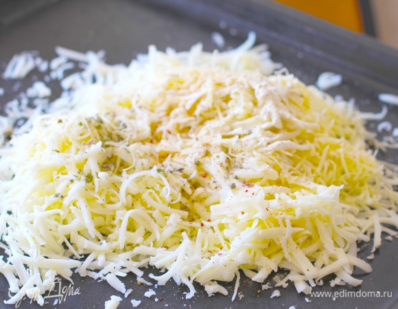 Сулугуни натереть на борщевой терке, пармезан — на мелкой. Добавить сушеные травы, перемешать.