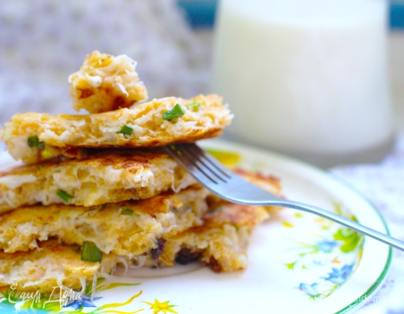 Сковороду разогреть на среднем или чуть ниже среднего огне. Добавить немного масла (любого — растительного, гхи, я на смальце с чесноком жарила). Поставить кольцо нужного размера или просто на глаз выложить тесто, разровнять, кольцо убрать. Накрыть крышкой и жарить до румяности (минуты 2). Широкой лопаткой перевернуть и жарить на обратной стороне до румяности.