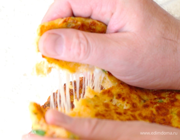 Горячие лепешки при разламывании тянутся.