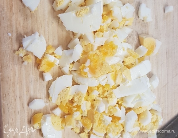 Вареные яйца нарезать мелким кубиком.