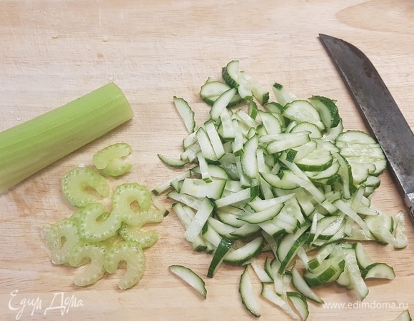 Огурец и сельдерей нарезать тонкими пластинками.
