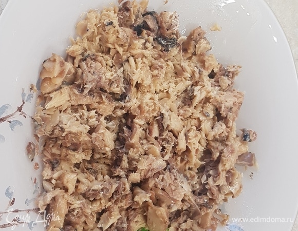 Рыбные консервы размять, выбрать косточки.