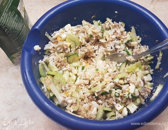 Добавить вареный рис, все смешать и заправить майонезом по вкусу.