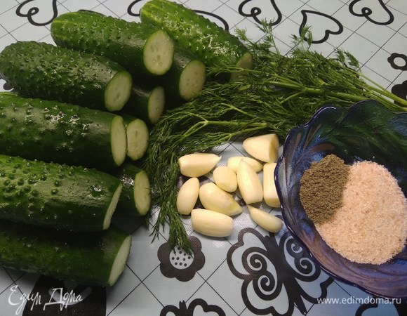 Подготовить ингредиенты. Огурцы тщательно помыть и срезать плодоножку, чеснок мелко нарезать или использовать чеснокодавку. Укроп нарезать крупно — по 2 см.