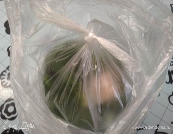 Завязать внутренний пакет, оставив немного места и воздуха внутри. Затем завязать второй пакет. Огурцы аккуратно потрясти, поворачивая пакеты в разные стороны, чтобы все специи перемешались. Отправить в холодильник. Каждые 2 часа необходимо перемешивать хорошенько. По окончании срока готовки (6 часов) желательно вынуть огурцы из пакета и переложить в жесткую тару для хранения, если останется что хранить — съедаются моментально) Приятного аппетита!