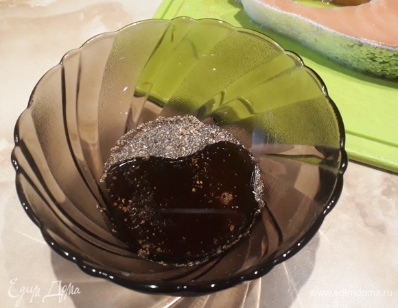 Смешиваем ингредиенты: соевый соус, 1 ст. л. растительного масла, сушеный чеснок, перец черный молотый, кориандр.