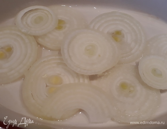 Форму для запекания смазываем 2 ст. л. растительного масла. Выкладываем нарезанный лук.