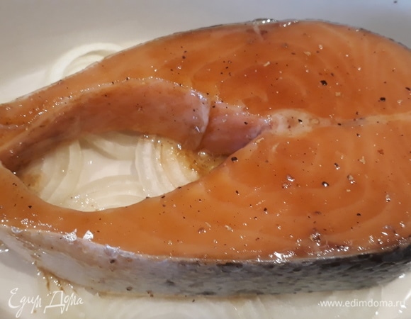 Семгу слегка солим и обмазываем полученной смесью из соевого соуса и приправ. Кладем в форму.