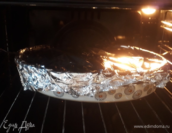 Духовку разогреваем до 190°C. Форму закрываем фольгой. Ставим в духовку на 10 минут. Затем фольгу снимаем и оставляем блюдо запекаться еще 10 минут. Затем проверяем по цвету — семга должна немного побледнеть, а апельсины должны сверху запечься.