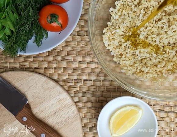 Отвариваем булгур в подсоленной воде по инструкции на упаковке. Я варила булгур 15 минут. Затем сливаем воду и оставляем булгур немного остыть. Когда он будет еще теплым, заправляем его оливковым маслом и соком лимона.