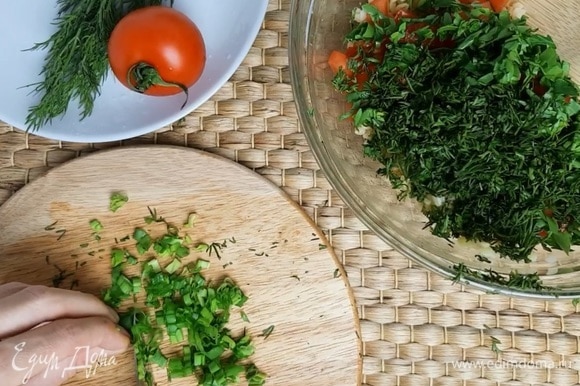 Зелени в этом салате должно быть много. Листики петрушки отделяем от стеблей, укроп и зеленый лук нарезаем мелко и отправляем их в салат. Если любите кинзу и мяту, то смело их добавляйте.