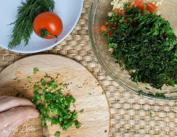 Зелени в этом салате должно быть много. Листики петрушки отделяем от стеблей, укроп и зеленый лук нарезаем мелко и отправляем их в салат. Если любите кинзу и мяту, то смело их добавляйте.