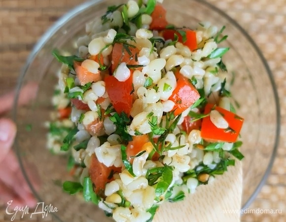 Все хорошо перемешиваем, добавляем щепотку соли и черный молотый перец. Даем салату настояться минут 20. Приятного аппетита!