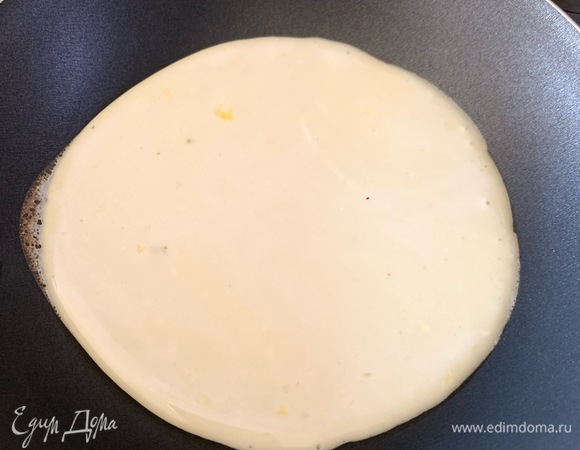 Обжариваем панкейки на антипригарной сковороде без масла на маленьком огне.