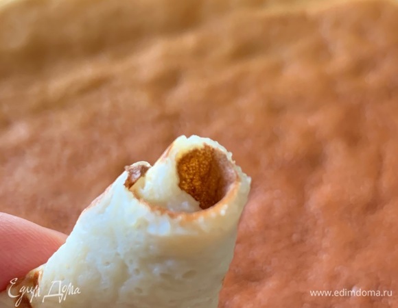 Из жидкого теста. Не забывайте, что в зависимости от производителя сухое молоко отличается по вкусу и плотности, жидкое молоко добавляйте постепенно.