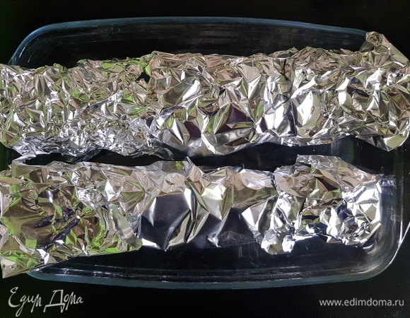 Завернуть рыбу в фольгу и оставить мариноваться на 30–40 минут. Выпекать в разогретой до 190°C духовке 40 минут. Первые 20 минут — в фольге, после фольгу раскрыть и запекать еще 20 минут.