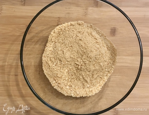 Готовим основу. Печенье измельчаем с помощью блендера до состояния крошки. Масло растапливаем в микроволновке.