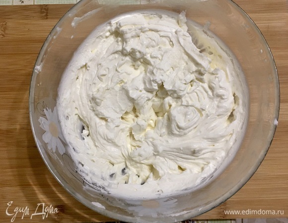 Готовим крем. Соединяем сливочный сыр и сахар, перемешиваем. Далее вливаем сливки, перемешиваем до пышной и густой консистенции. Крем готов.