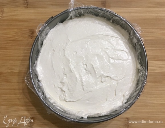 Далее в основу выкладываем крем.