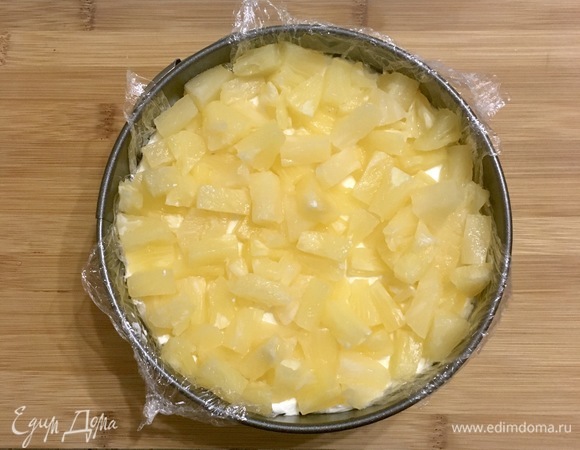 А наверх — кусочки ананаса. Немного смачиваем поверхность пирога соком из банки при помощи кисточки, чтобы был легкий блеск.