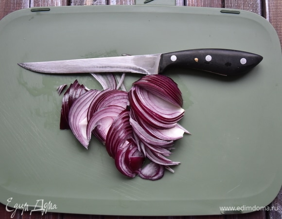 Лук желательно взять фиолетовый, он имеет более мягкий и сладкий вкус.