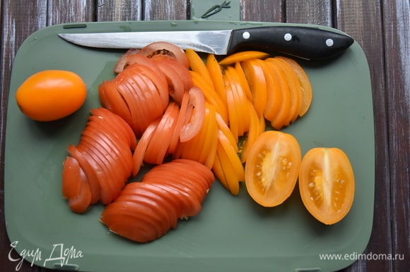 Для приготовления салата потребуется также острый нож, чтобы помидоры нарезать тонкими слайсами. Узбекские профи при нарезке помидоров не используют досок, они нарезают помидоры остро заточенными ножами прямо на весу.