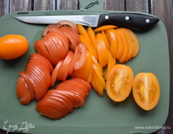 Для приготовления салата потребуется также острый нож, чтобы помидоры нарезать тонкими слайсами. Узбекские профи при нарезке помидоров не используют досок, они нарезают помидоры остро заточенными ножами прямо на весу.