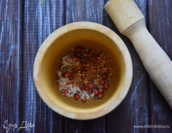 Морскую соль, розовый перец горошком и острый красный перец растереть слегка в ступке. Острый красный перец можно использовать как в свежем, так и сухом виде. Добавляйте его на свой вкус.