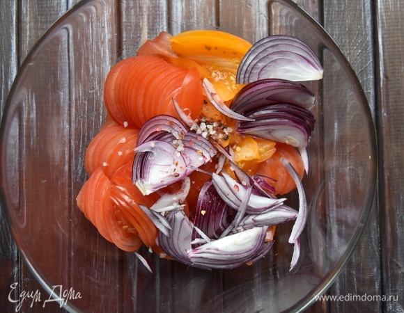 Зелень можно взять любую на ваше усмотрение (петрушку, кинзу, базилик). В миске соединить помидоры, лук, соль и перец, зелень. Аккуратно перемешать салат. Разложить салат по пиалам и посыпать сверху оставшейся зеленью. В салате не используется никакая дополнительная заправка (масло, уксус). Заправкой для салата служит выделившийся помидорный сок, соль, зелень и специи.