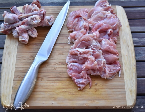 Мясо отделить от костей, зачистить от сухожилий и нарезать средними кусочками.