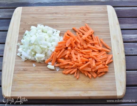 Морковь и лук нарезать соломкой.