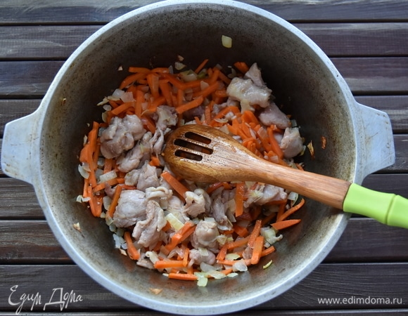 В казане разогреть растительное масло до появления сизого дымка. Обжарить подготовленное мясо со всех сторон. Добавить овощи, перемешать, обжарить еще 3–4 минуты. Влить 0,5 стакана воды, всыпать соль и специи. В середину вставить целую головку чеснока. Получившийся зирвак томить еще 30 минут, не давая ему сильно кипеть, чтобы овощи не разварились.