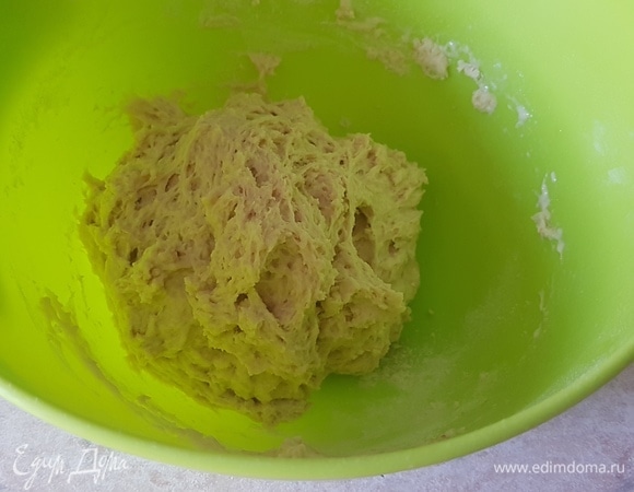 Муку смешать с солью, разрыхлителем, сахаром. Перемешать. Влить пиво и замесить тесто.