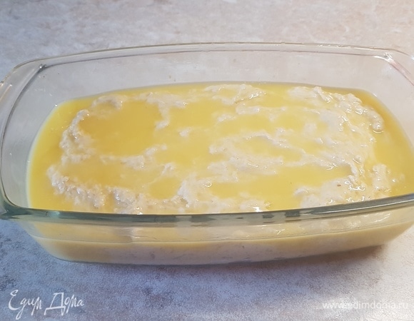 Сливочное масло растопить. Смазать им форму для выпечки. Выложить тесто в форму и вылить на него сверху сливочное масло. Выпекать при температуре 190°C около 1 часа.