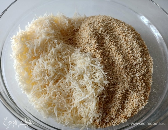 Смешать измельченный пармезан с панировочными сухарями.