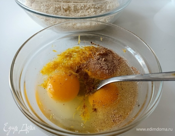 В отдельную посуду добавить яйца, соль, мускатный орех, цедру половины лимона. Слегка взбить с помощью вилки.